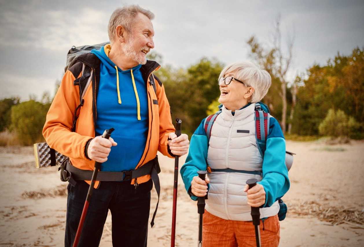 Польза и вред скандинавской ходьбы для пожилых людей: всё, что нужно знать